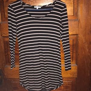 Quarter length sleeve top